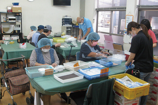 仕事に取り組む東雲会の皆さん