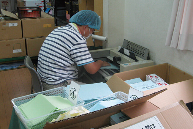 冊子の製本に取り組む様子