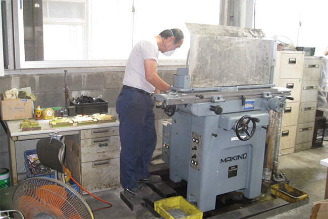 ベテランの技術者が計量器の生産に取り組む様子