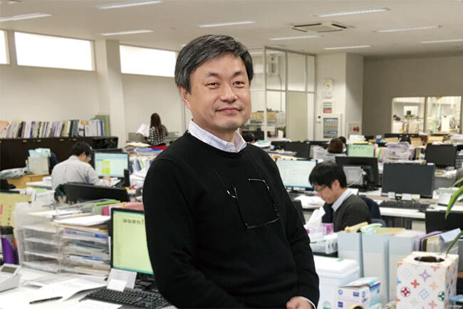 「カーテン業界への疑問が『1窓10,000円』につながった」と話す木村明人社長