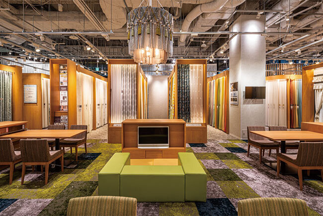 1000種類ものカーテン生地が整然と陳列されたジャストカーテンの店内