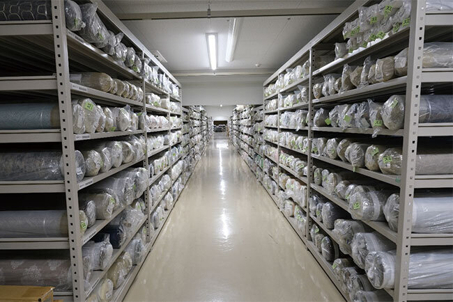 和歌山工場にストックされた1000種類以上のカーテン生地