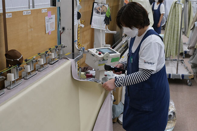 QRコードで入力する従業員