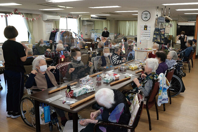 「それいゆ」で体操をする通所介護の利用者ら