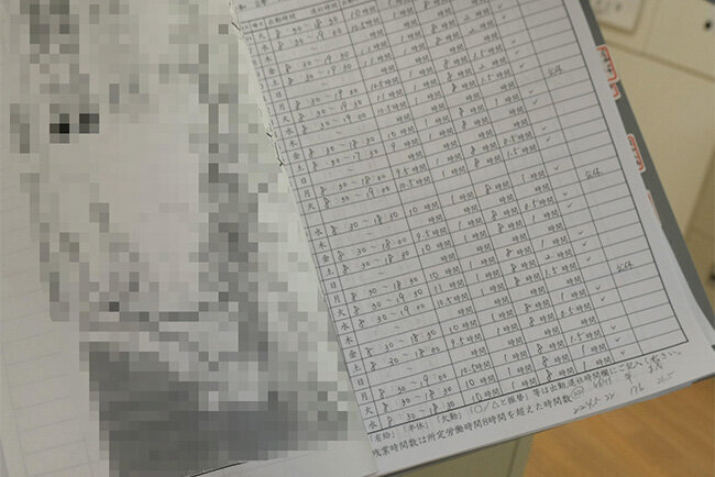 勤務時間を記した手書きの記録。さまざまな時給計算方法が勤怠管理システムに対応できないため、これからも手書きを続ける方針だ