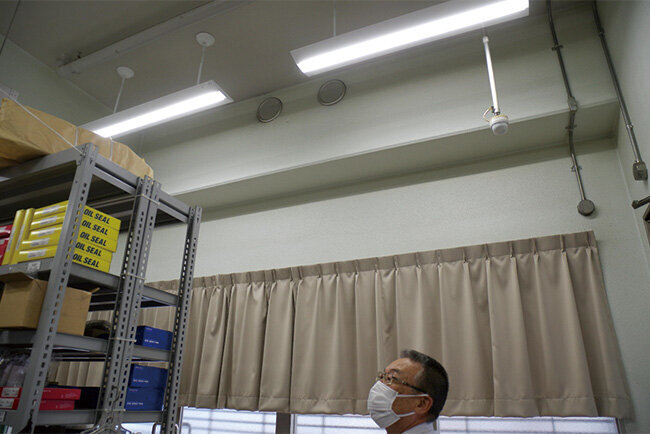 倉庫の高い天井にあるライトをLED化