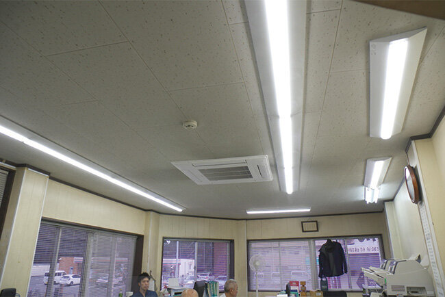事務所2階のライトを蛍光灯型LEDに切り替えた