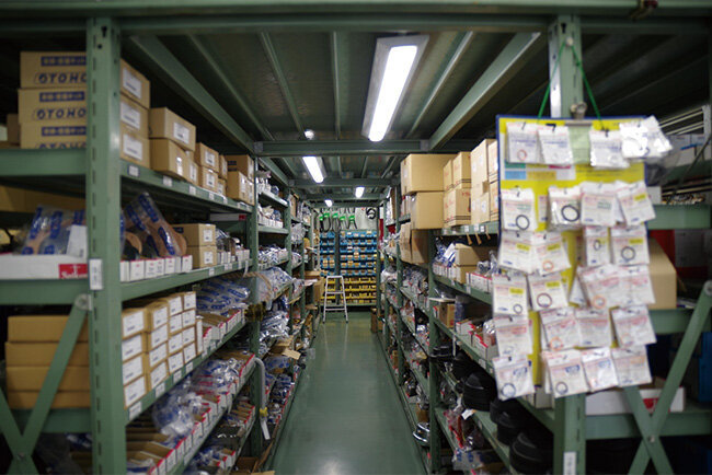 多様な部品がストックされた古屋自動車部品の倉庫