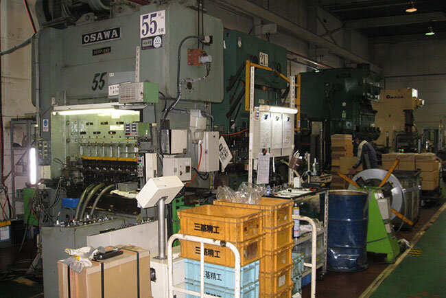 多彩な工作機械が稼働する三基精工の工場内