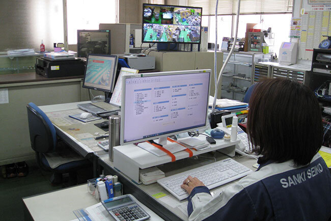 新たに導入した販売管理システムで仕事をこなす多田絵美子さん