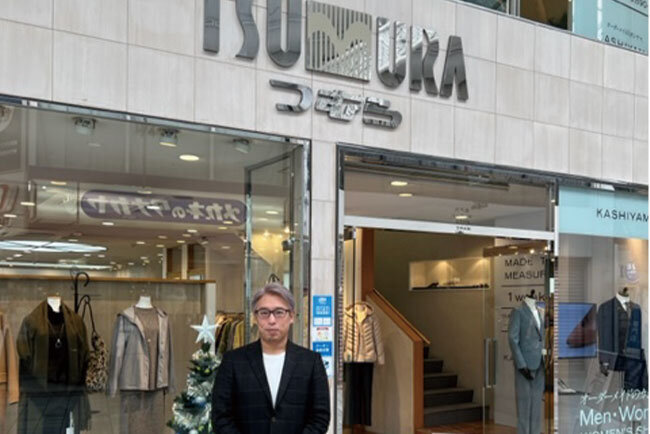本社店舗の前に立つ津村昌宏社長