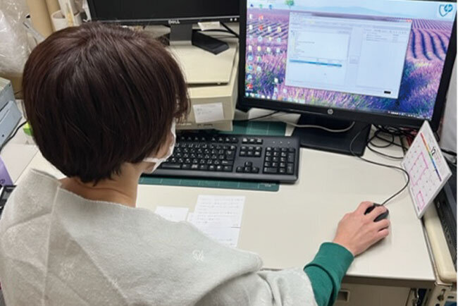 パソコンを使って動画を編成している様子