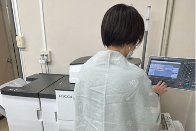 オンデマンド印刷機を活用して印刷をしている様子