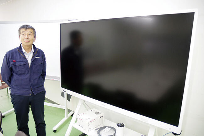 会議のペーパーレス化に活用している電子黒板