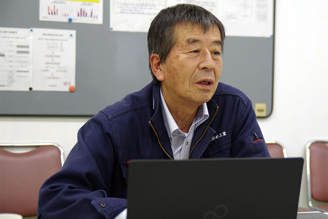 小型のノートパソコンを使うのは初めてという南信熱錬工業の一ノ瀬社長