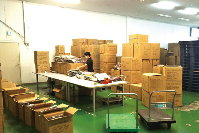 倉庫では豊富な在庫が保管されている