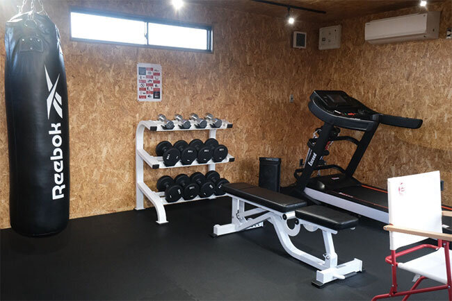 福祉厚生と社員の健康増進のために本社敷地内に設置されたジム