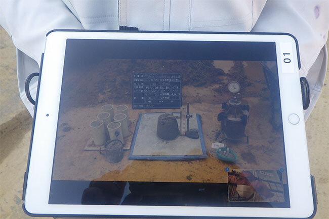 タブレット端末で行う遠隔臨場。ライブ映像が発注者に送られ、現場確認が行われる。