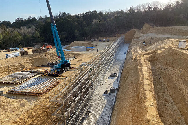 上の山が1つ取り崩されて完成した「滋賀アリーナ（新県立体育館）」の造成工事