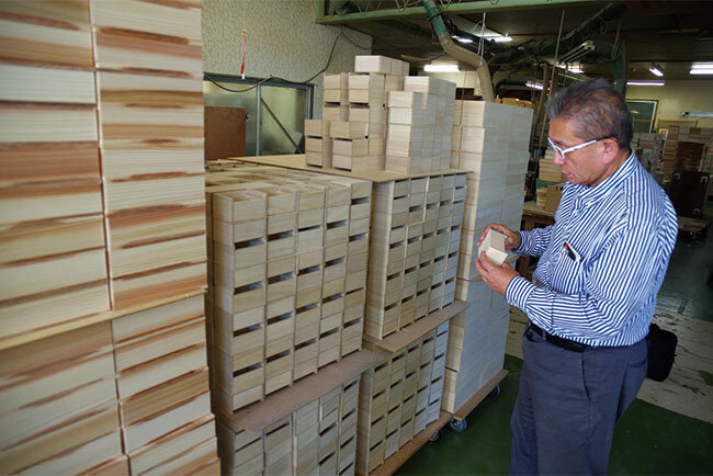 干支の置物を入れる箱を見る八木代表取締役