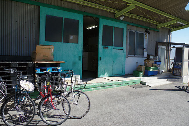 工場と事務所が入る八木の社屋