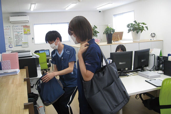 訪問看護に赴く前に準備をするスタッフ