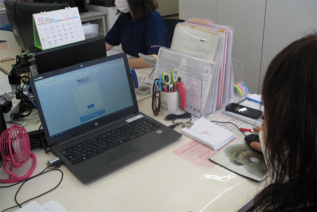 看護業務の支援システムを使う様子