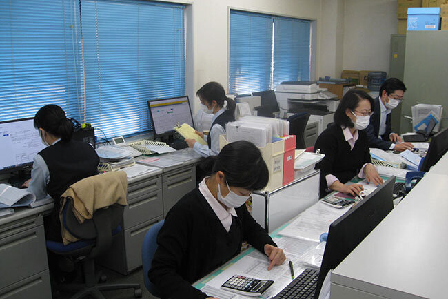 お客様の膨大な資料はクラウドにあるので机周りに書類はほとんどない