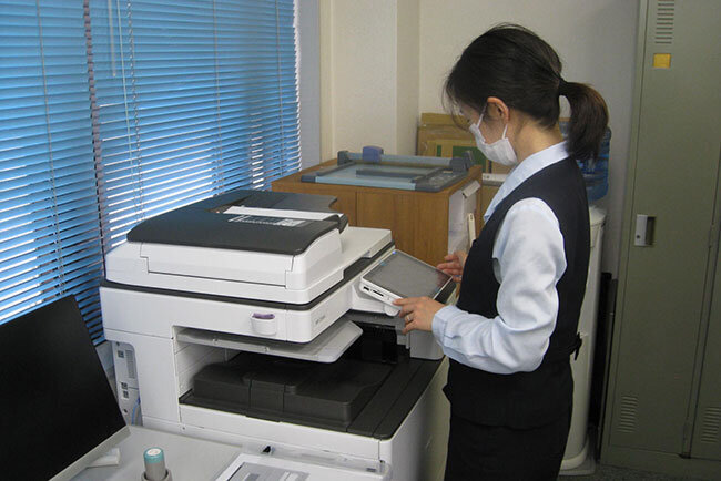 さまざまな書類をスキャンしてクラウドストレージに移管するスタッフ