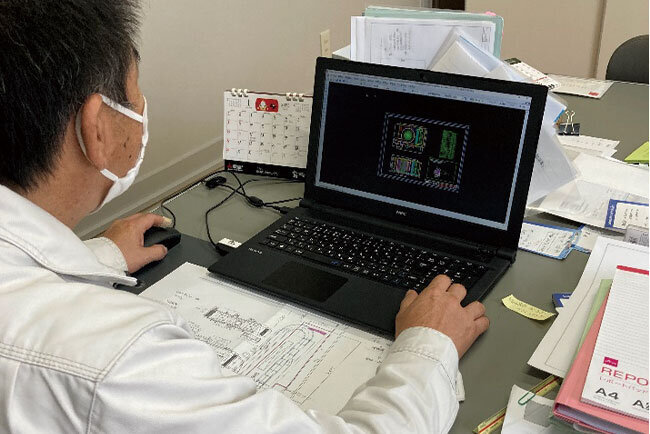 事務所のノートパソコンでCADを操作