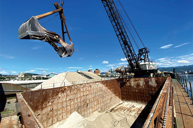 珪砂の船出し作業