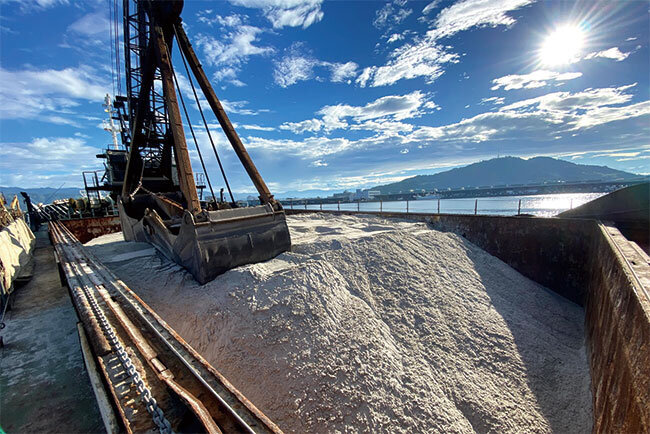 珪砂の船出し作業