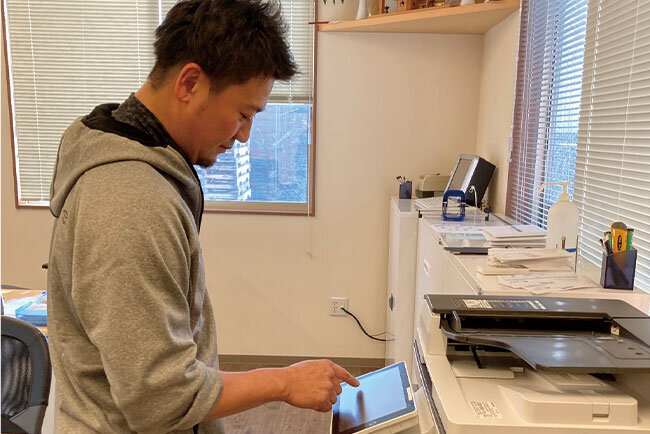 複合機で文書をスキャンしている様子