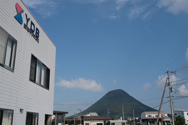 讃岐富士を望む吉本電気商会の本社