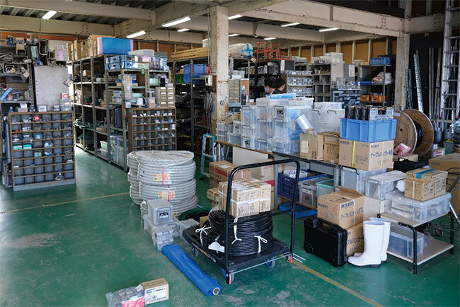 きちんと整理されている本社倉庫。部品などを保管している
