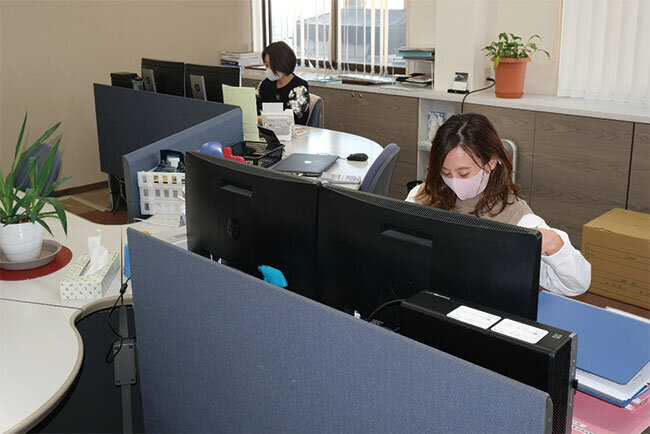 吉本電気商会の事務スペース。ICTで作業が効率化した