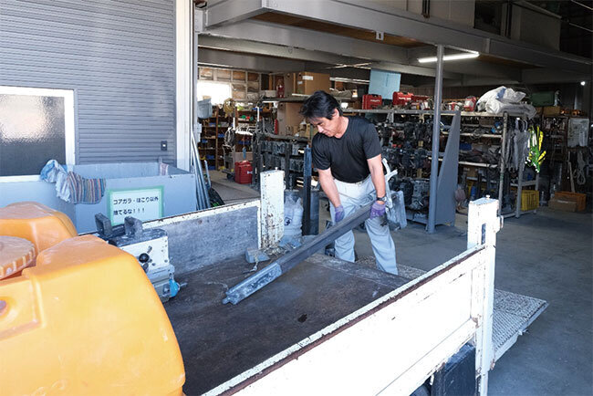 翌日の作業に向けて、必要な工具を積み込む社員
