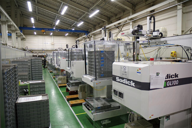 成形機が並んだ笠原成形所の本社工場