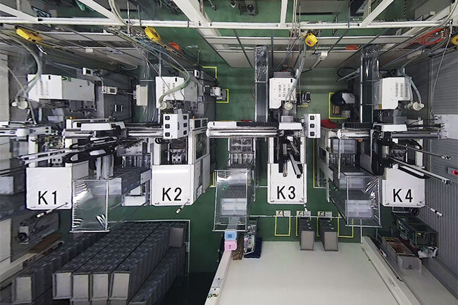 成形機が並んだ笠原成形所の生産センター内