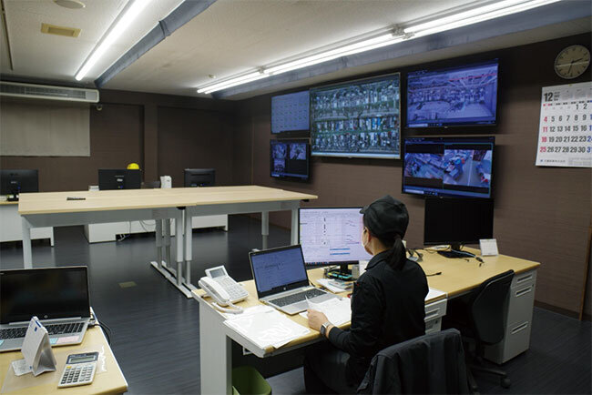 工場内の様子がカメラで捉えられ記録されてい