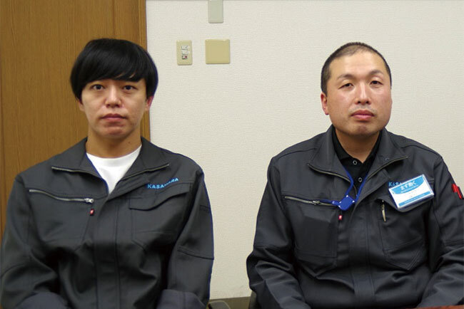 左から笠原成形所の笠原俊取締役、品質管理課の高橋真人課長