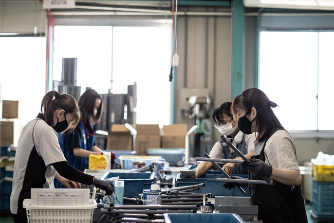 曲げたパイプやバルブなどを接着して製品の形に仕上げていく