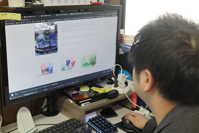 オンライン販売サイトの画面をチェックする林恭輔社長