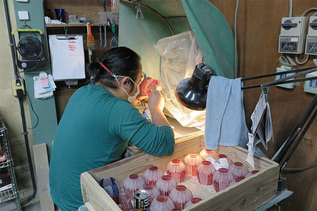 一つひとつ手作業で細かい文様を削り出す