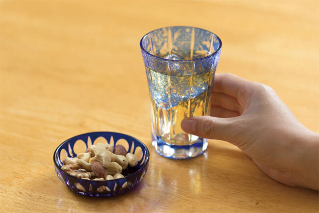 斬新なデザインの江戸切子でたしなむ酒は格別だ