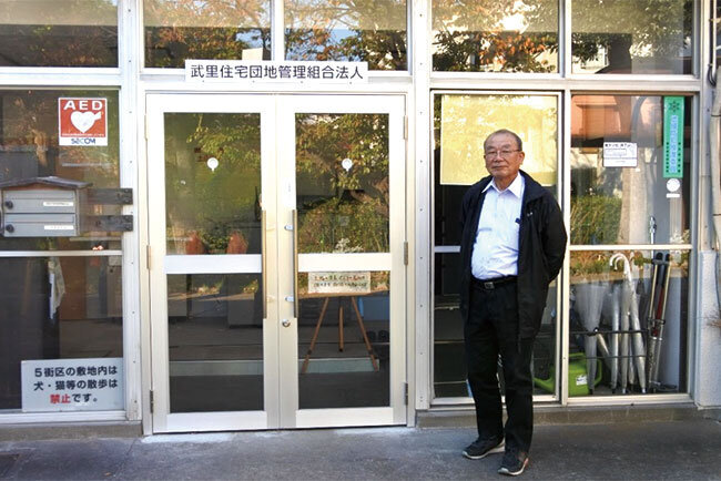 管理事務所の前に立つ理事兼事務長の飯田洸さん