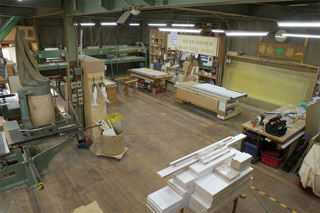 材料や工作機械が並ぶアイワの工場