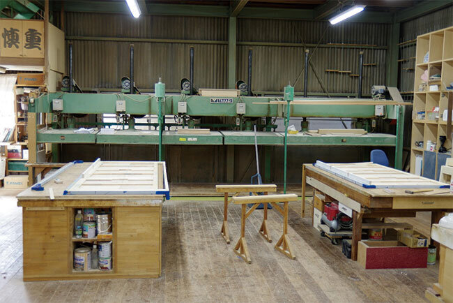 木工プレス機などが並ぶ工場