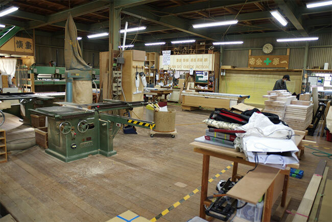 工場内で職人による作業が行われている