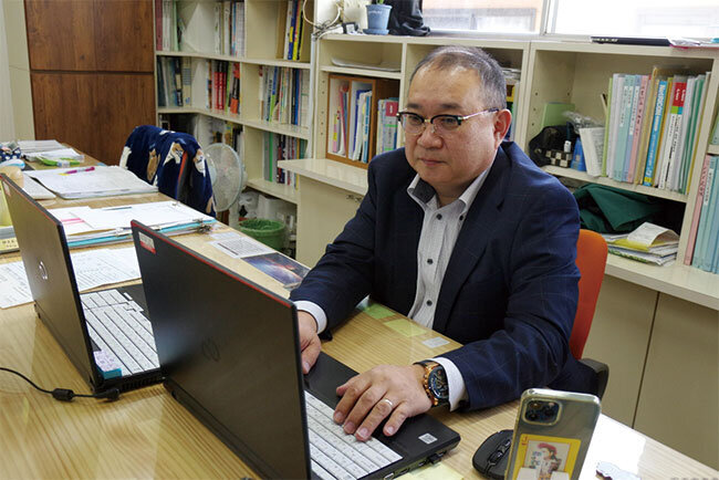 パソコンを使う内山社長